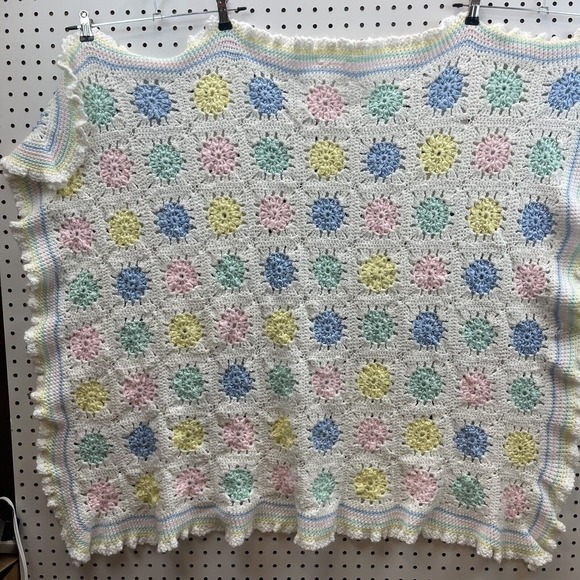 Beautiful Homemade Crocheted Baby Girl Blanket Afghan Flower Gorgeous - Picture 1 of 4